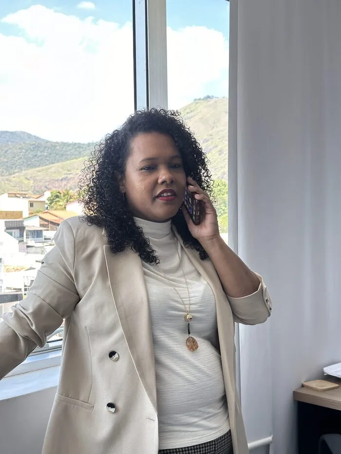 Dra. Luanda Naiara — Advogada, OAB/RJ 228701, na janela do escritório